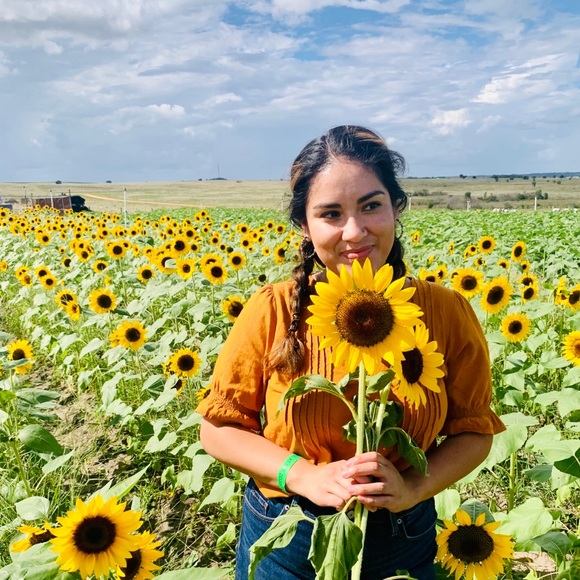 Meet your Posher, Adrienne! - Picture 2 of 3